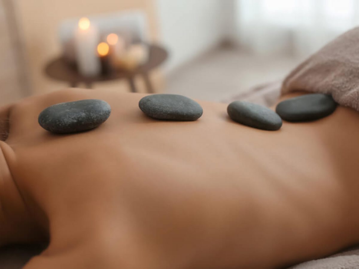 Masaż gorącymi kamieniami